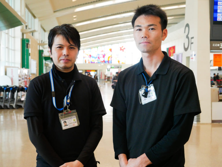 自販機グループセクションチーフ・宇良涼さん（左）、係長・護得久朝雄さん
