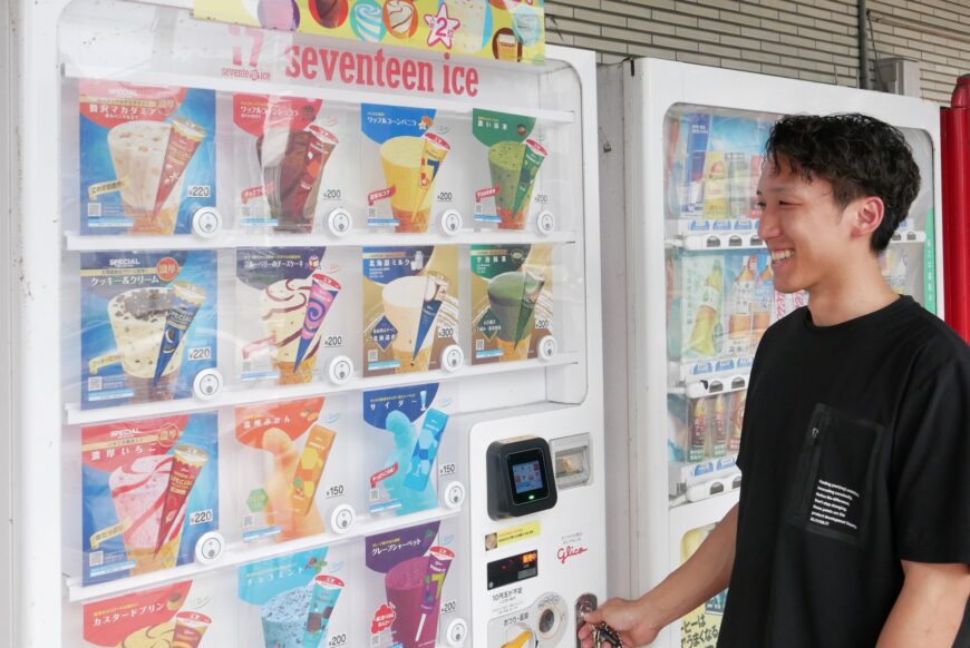 アイスクリームという「溶ける」リスクを伴う商品の管理に加え、気候変動による需要予測の困難さ、人手不足といった複数の課題を抱える中、代表の高沢儀明さんは、デジタルによるデータ活用に突破口を見出しました。今年からは長男・蓮さんも加わり、ITを活用した業務効率化が加速しています。今回は、お二人にその取り組みについてお話を伺いました。