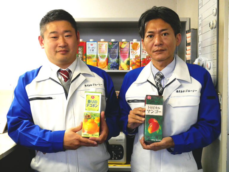 (左)営業の中村信哉さん　(右)総務の森井亮丞さん
