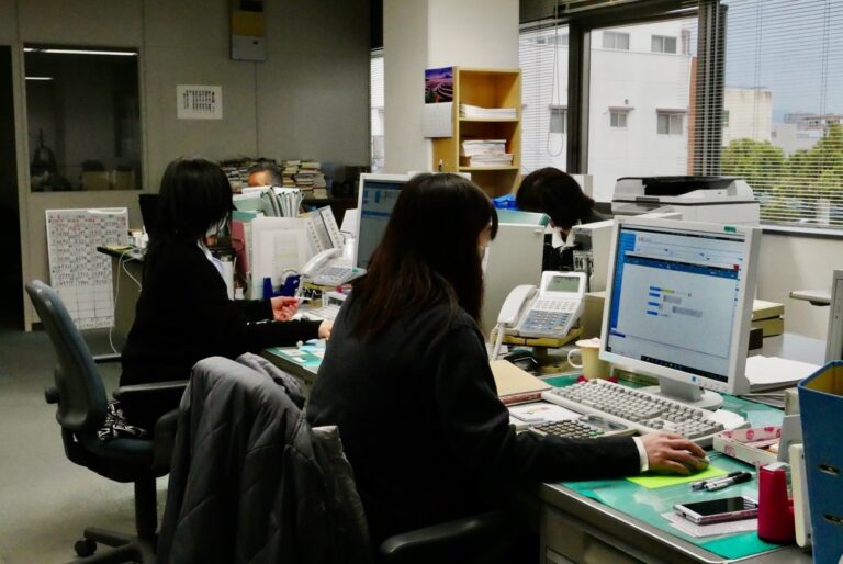 PCでの管理業務は、販売管理を2名が、経理を1名が担当。