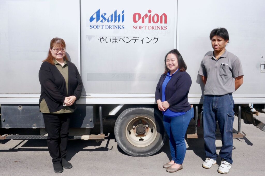 やいまエンディング　（左から）黒島和美さん、ビーソン飛鳥さん、高安武蔵さん